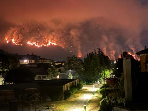 Un'immagine notturna del rogo